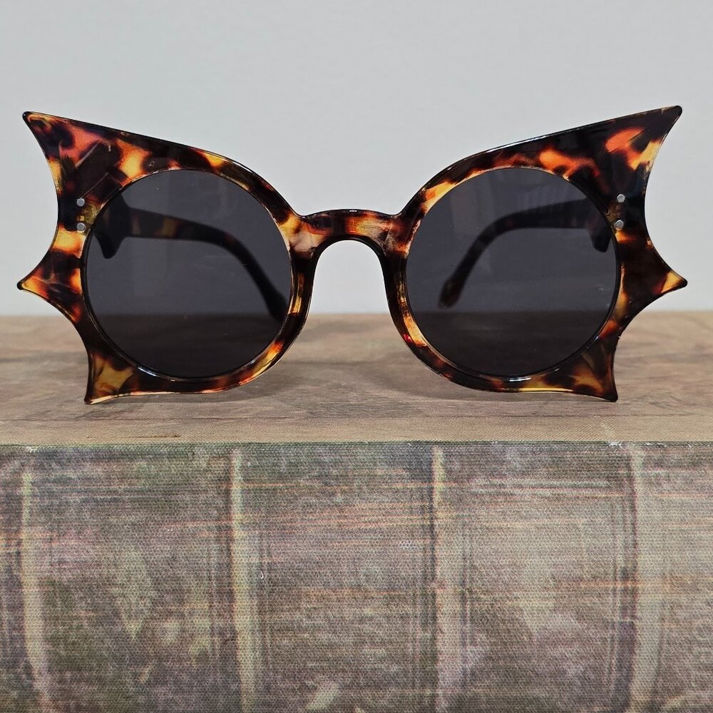 NEW Batwing Vintage-look Womens Sunglasses. Tortoise with black lenses